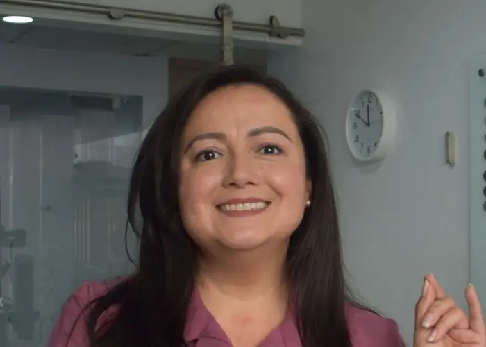 Odontóloga sonriendo en un consultorio